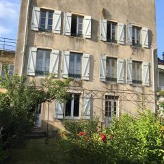 Grands Gîtes de charme avec jardin, lieu calme et paisible en plein coeur d'Arbois, linge inclu, lits faits à l'arrivée et ménage en fin de séjour