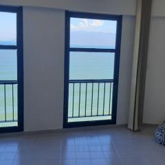 Apartamento na avenida da praia Martim de Sá com vista infinita pro mar em todos os cômodos.No 3o. quiosque próximo a prainha.Sinta-se na praia ouvindo o barulho das ondas e música dos quiosques.Com piscina adulto e infantil.