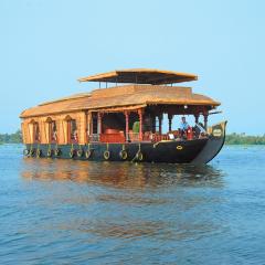 Sterling Houseboats Lake Palace, Alleppey