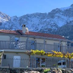 Casa Basgiu, chambres avec balcon et table d'hôtes