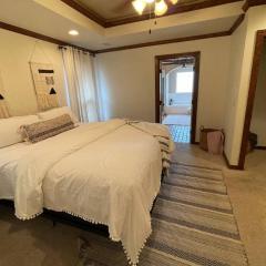 8beds, KING BED, fireplace, & whirlpool Sleeps 12