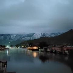 SnowGoose Group of Houseboats