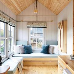 Aileen - Unique tiny house with wood fired roll top bath in heart of the Cairngorms