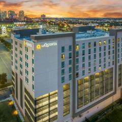 La Quinta Inn & Suites by Wyndham Nashville Downtown Stadium