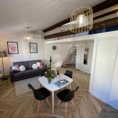 Nice Renting - MASSENA - LOFT - HEART of VIEIL ANTIBES - THE MARKET WITH SEA VIEW