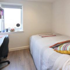 For Students Only Private Bedrooms with Shared Kitchen at Riverside Way in Winchester