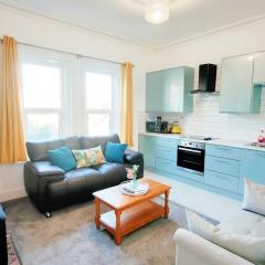 Flat-C, 4 Adults, 20 mins to Beach, Netflix, Wifi, Sleeps 4 Adults