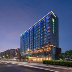 Holiday Inn Express Shenzhen Longhua, an IHG Hotel