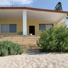 La Casa Amarilla Frente al Mar