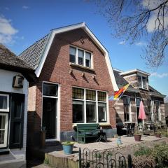 Beautiful apartment in Giethoorn with canoe and parking