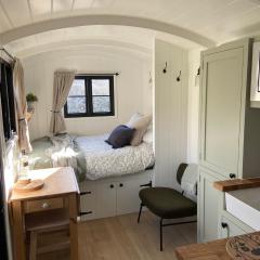 Peaceful Shepherd’s Hut in beautiful countryside.