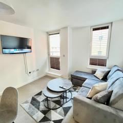 2 Bedroom, 2 Bathroom Modern Apartment close to Ocean Village, Free parking, Single or Double beds