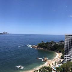 Casa com vista para o mar e cercada por natureza no Vidigal