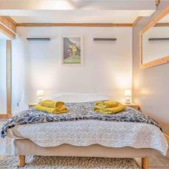 CHAMBRE INDÉPENDANTE avec SALLE DE BAIN INDÉPENDANTE au RDC d un chalet à 25 kms Chamonix