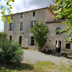 Maison de Famille, grand jardin et piscine fermée