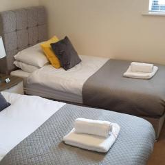 BEST PRICE!Superb City Centre 2bd Apartment, 1 Double bed, 2 Singles or Superking, Sofabed, Smart TV & FREE SECURE PARKING