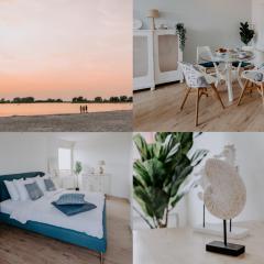 Stijlvol appartement op strand Makkum