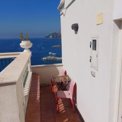 La stanza sul Porto di Amalfi camera piccina piccina con bagno privato e terrazzino vista mare