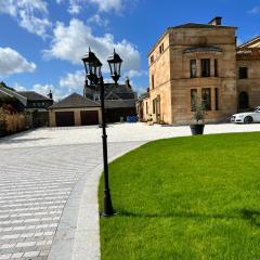 Beautiful 4-Bed Villa in Glasgow