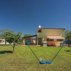 Ferienhaus mit Badminton- und Minifussballplatz