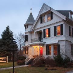 Lang House on Main Street Bed & Breakfast