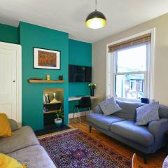 Tastefully Decorated 1-Bed with Free Parking - At Hem