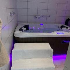 appartement avec Jacuzzi hammam sauna privatisé au rez de chaussée ds maison à Voglans à 2 kilomètres du lac du bourget en Savoie entre Chambéry et Aix les Bains cure thermale