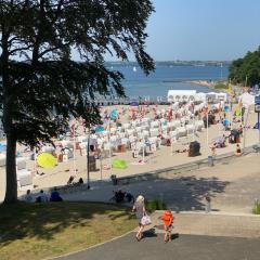 Strandblick mit Strandkorb & Fahrrädern