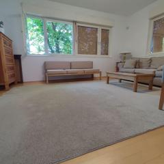 Lovely 2-bedroom Apt with free parking & wifi