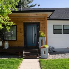 The Blue Door Bungalow - Oldtown, Well-Equipped Kitchen