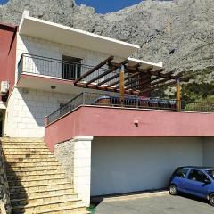 Apartments with a swimming pool Makarska - 13772