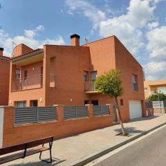 Chalet amplio con Jardín y zona barbacoa.