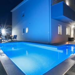 Family friendly apartments with a swimming pool Kastel Kambelovac, Kastela - 16162