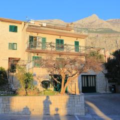 Apartments and rooms with parking space Makarska - 18028