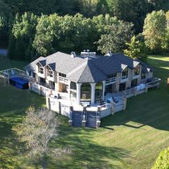 Crestview Estate 5 acres-heated pool-5min to strip