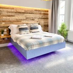 Cloud9 Guest House - by Coastline Retreats - Newly Renovated, Beautiful Ensuite Rooms Near Seafront in Town Centre, Netflix, SuperFast WiFi, Communal Kitchen