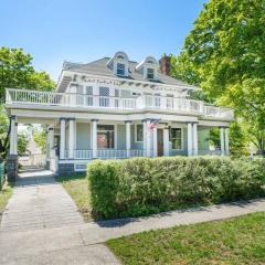 Historic Manor with 8 BDRMS 9 BATHS & 3 Kitchens