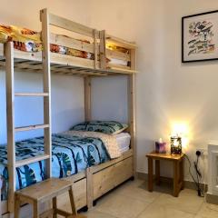 Cosy cottage, short walk to Southbourne beach and restaurants