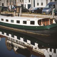 Houseboat 'Boat Boutique'