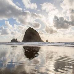 Cannon beach vibes, steps to the beach,WIFI,3 full bedroom en suites with 3 fireplaces,Near Downtown