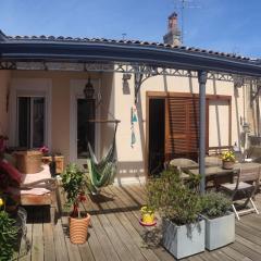 Chambre indépendante , calme, cosy, proche du Centre avec Salle de bains -Petit déjeuner-Grande Terrasse