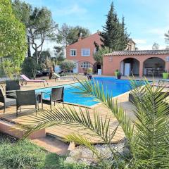 VILLA avec piscine - 4 chambres - parking - calme