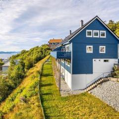 Cosy house with sunny terrace, garden and fjord view