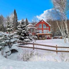 Spacious chalet with hot tub, pool table, fireplace, and stunning views