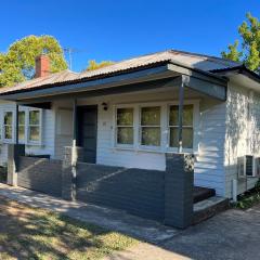 Nilmar Ave - Central Cozy 1950s Wodonga 3br Cottage