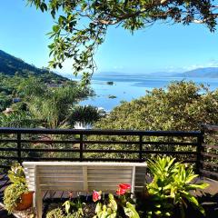 Casa na montanha com vista para o mar