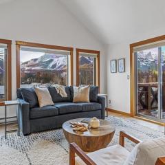 UPDATED Attractive Downtown Condo! Sleeps 10, Hot Tub, Mountain Views managed by Little Sister Getaways