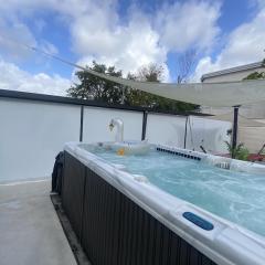 Tiny place w private hot jacuzzi 7 min to Miami international airport