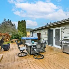 Lynnwood Home Private Hot Tub, Fire Table and Grill