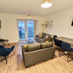 Spacious 2 bed ground floor apartment, Free parking, close to Historic dockyard & Gunwharf Quays